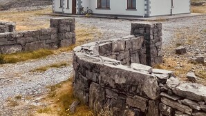 A white house with grey roof and stone walls. - (Family and pet friendly), Inishmore, Aran Islands, Large spacious property! (Creig a'Chéirin)