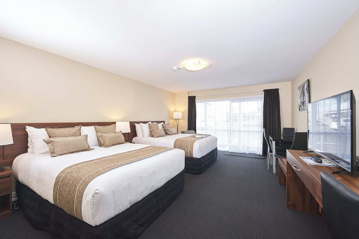 Premium kamer, 1 twee- of 2 eenpersoonsbedden, 2 queensize bedden, hot tub, op benedenverdieping | 2 slaapkamers, lakens van Egyptisch katoen, luxe beddengoed