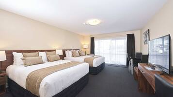 Premium-Doppel- oder -Zweibettzimmer, 2 Queen-Betten, Whirlpool, Erdgeschoss | 2 Schlafzimmer, Bettwäsche aus ägyptischer Baumwolle