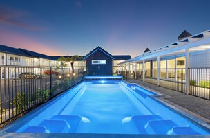 室外游泳池，09:00 至 21:00 开放，池畔遮阳伞，日光浴躺椅