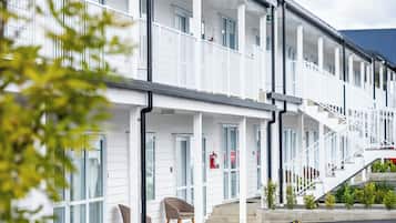 Ein Motel mit mehreren Etagen, Außenbereich und Parkplatz.