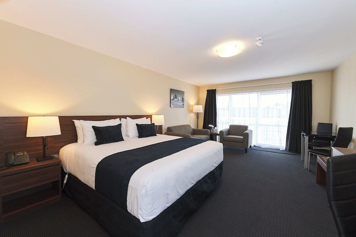 Executive tweepersoonskamer, 1 kingsize bed, uitzicht op zwembad, op tussenverdieping | 2 slaapkamers, lakens van Egyptisch katoen, luxe beddengoed