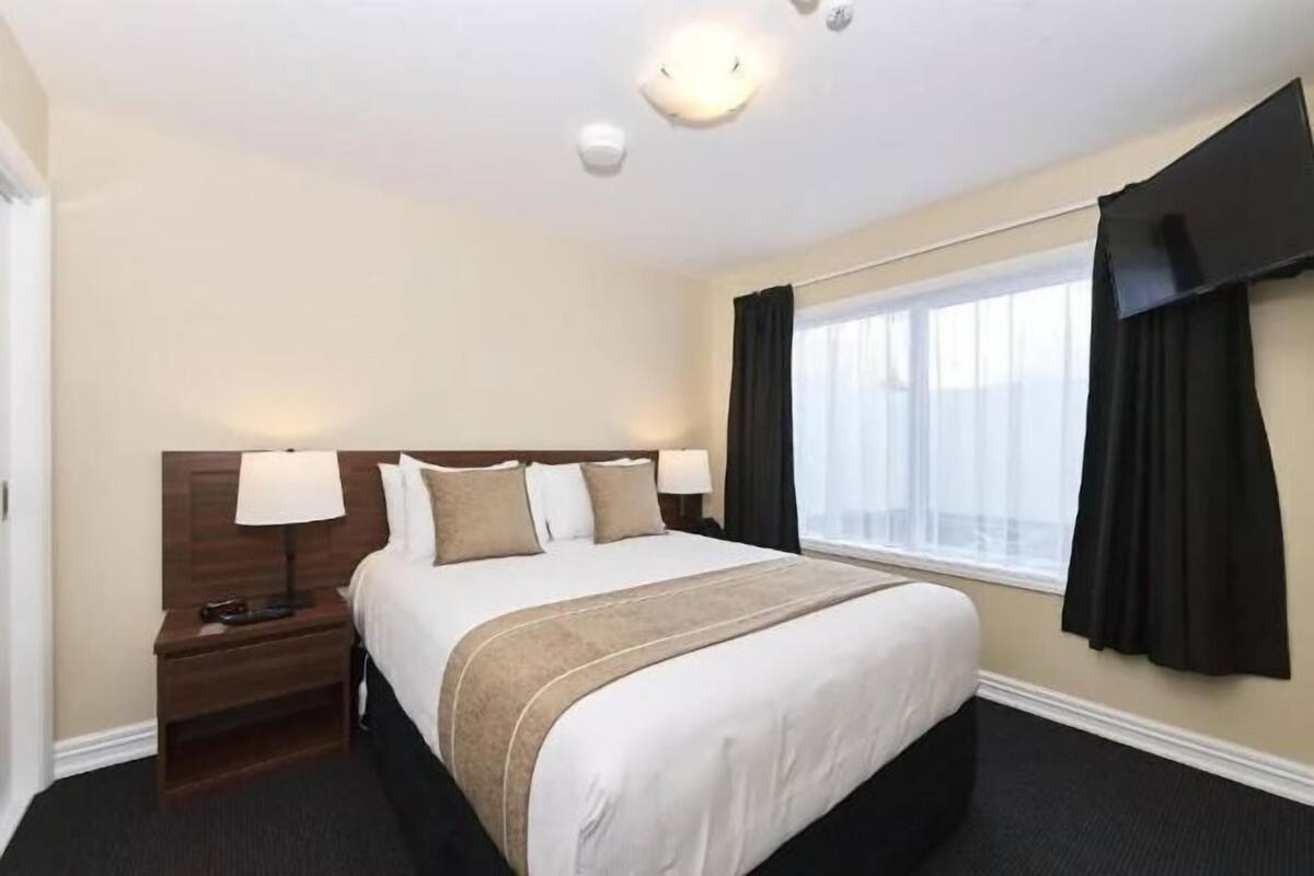 2 bedrooms, Egyptian cotton sheets, premium bedding, down duvets