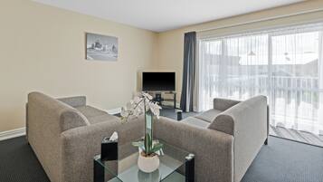 Suite – premium, 1 queensize-seng, spabadekar, 1. etasje | Oppholdsområde | En 42-centimeters smart-TV med Parabol-TV samt TV og iPod-dokkingstasjon