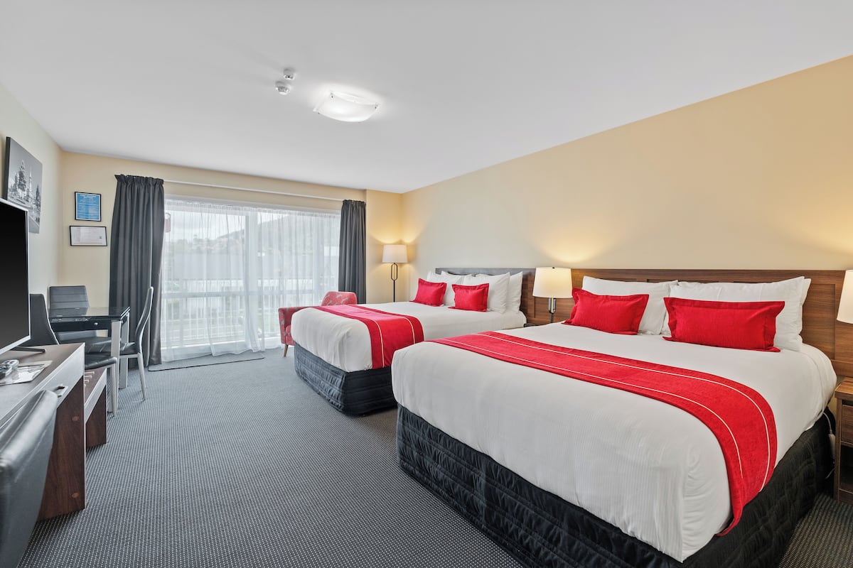 Executive kamer, 1 twee- of 2 eenpersoonsbedden, 2 queensize bedden, uitzicht op zwembad | 2 slaapkamers, lakens van Egyptisch katoen, luxe beddengoed