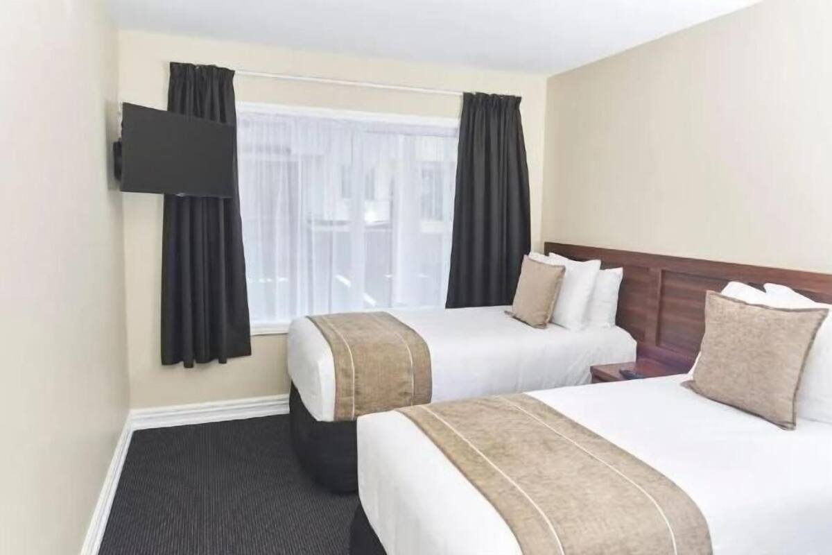 2 bedrooms, Egyptian cotton sheets, premium bedding, down duvets