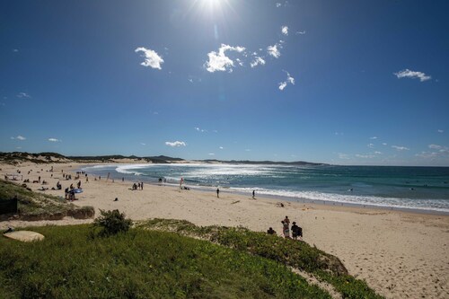 Quirky 4-bedroom home with gardens, wildlife, privacy, peace - 4 mins to beaches