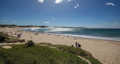 Quirky 4-bedroom home with gardens, wildlife, privacy, peace - 4 mins to beaches