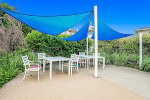 Outdoor dining - Celestial Pointe Condominium 1 Bedroom 1 Bathroom, Sleeps 4 @ Northern Lights (Douglas)