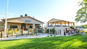 Hotel 'The Butler' met een terras en een apart gebouw met zitplaatsen buiten.