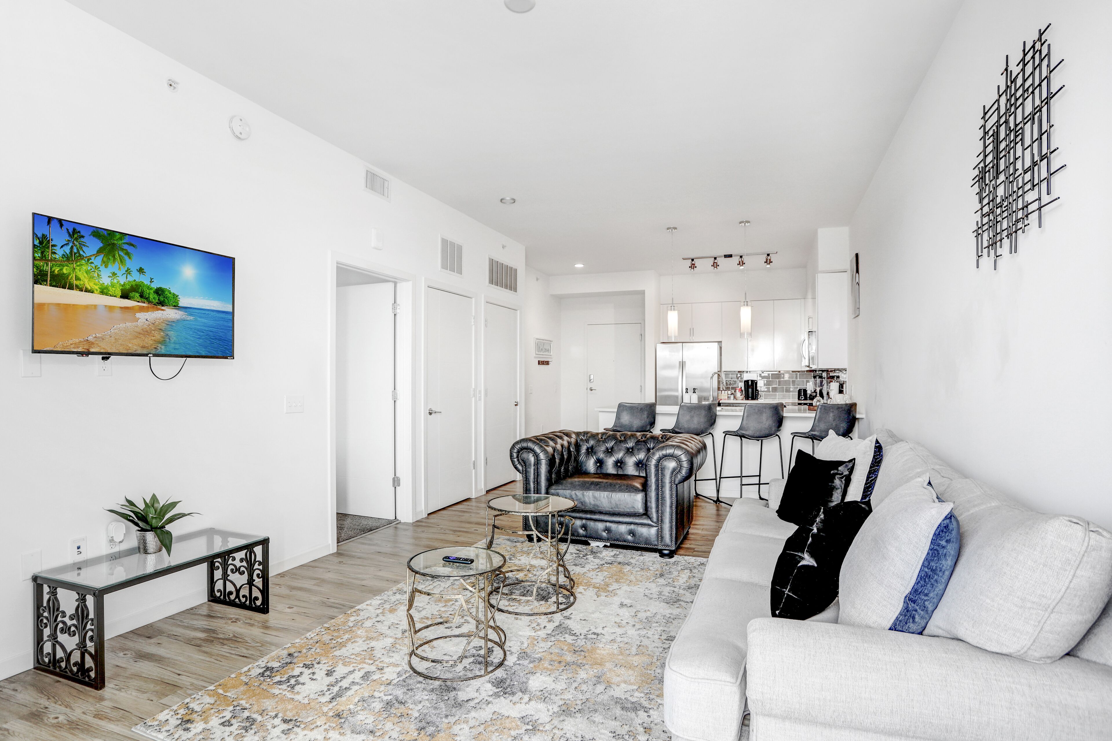 Includes access to top of the line Gym, Luxary Pool, & City View Sky Lounge