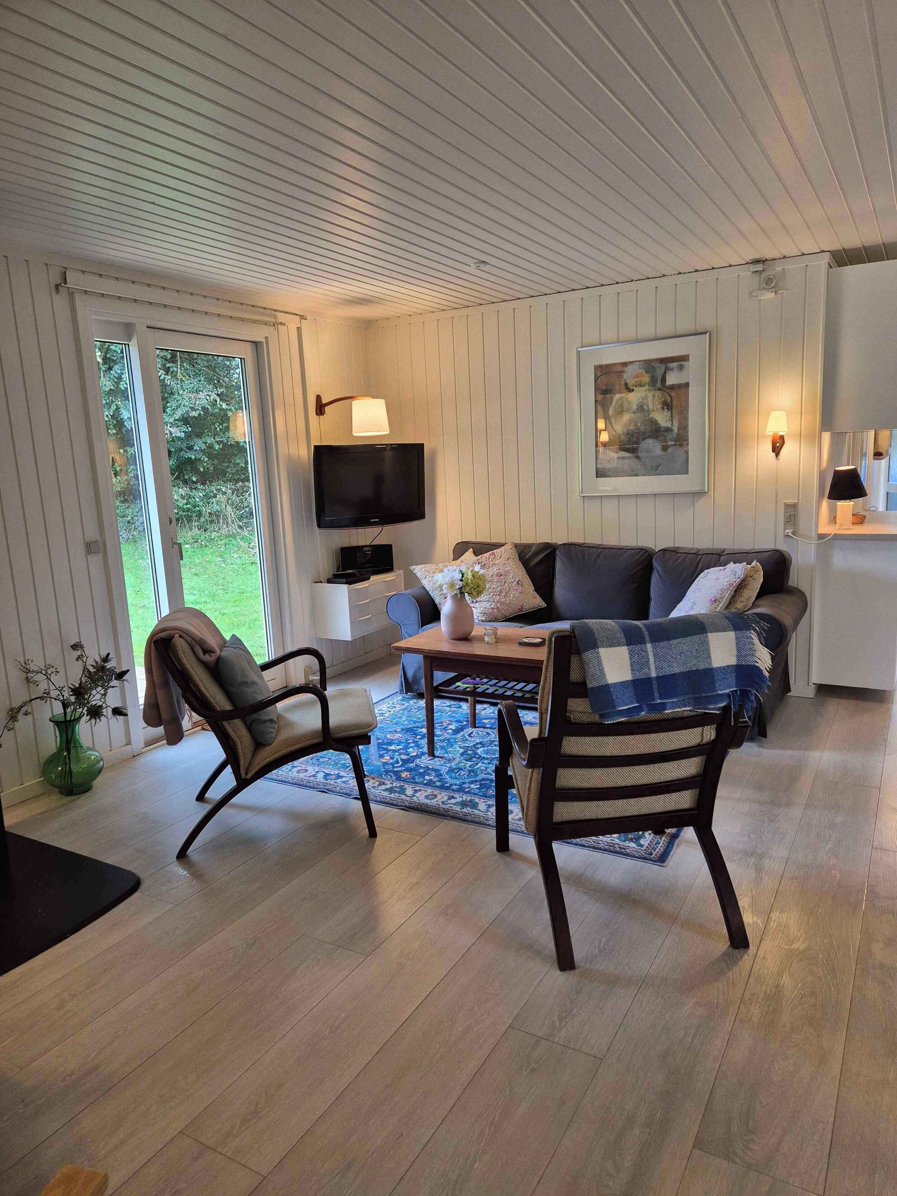 Una chimenea, un reproductor de DVD, un reproductor estéreo