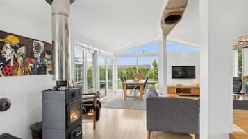 TV, fireplace, stereo
