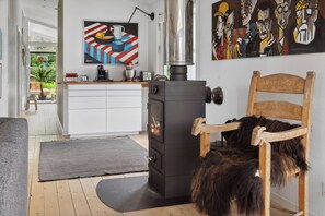 Televisie, een open haard en een stereo
