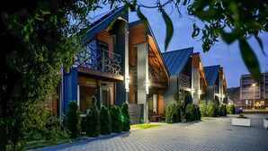 Un hôtel moderne avec un chemin d’accès en briques menant à l’entrée.
