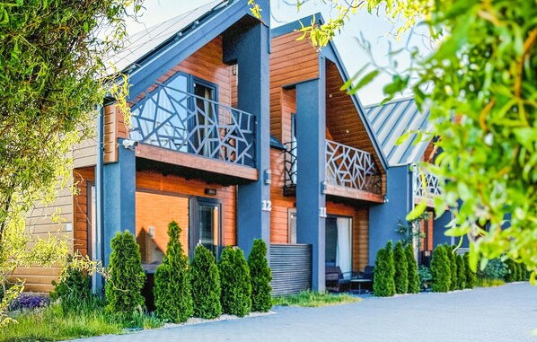 المنشأة م ن الخارج