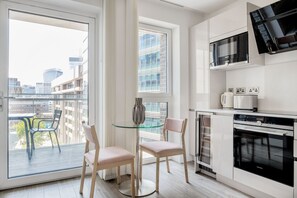 Geladeira, micro-ondas, fogão, lava-louças