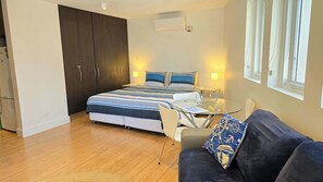 Tabla de planchar con plancha, wifi y ropa de cama