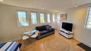 TV - Spacious Studio Surrounded By Great Views (McMahons Point)