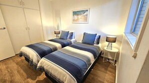 2 bedrooms, iron/ironing board, WiFi, bed sheets - Chic central St Kilda 2 bed 8 mins walk to beach (Saint Kilda)