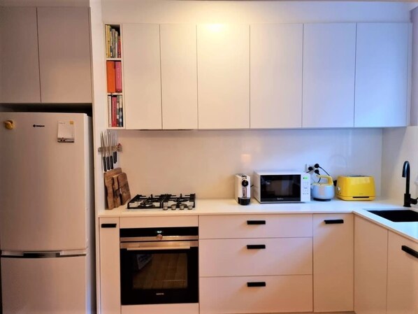 Refrigerador, microondas, horno y parrilla de estufa