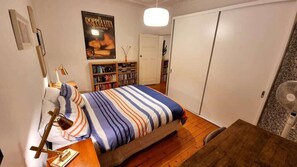1 habitación, tabla de planchar con plancha, wifi y ropa de cama