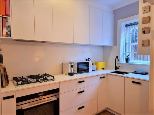 Fridge, microwave, oven, stovetop