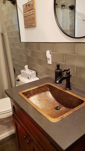 Haartrockner, Handtücher, Seife, Shampoo