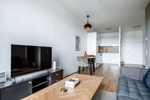 Een televisie en een stereo