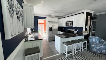 Réfrigérateur, micro-ondes, plaque de cuisson, grille-pain