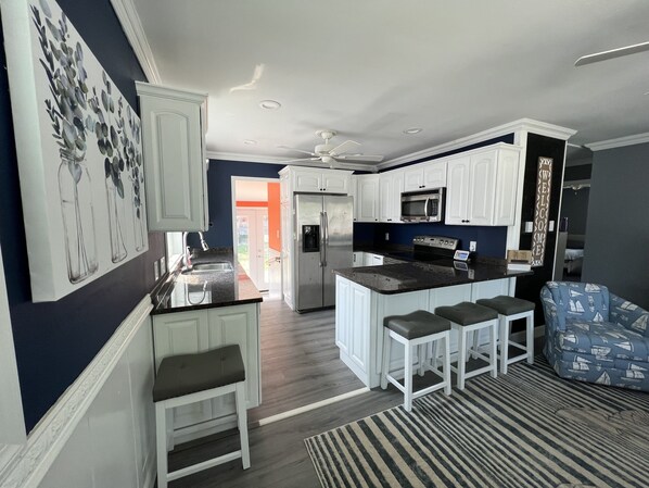 Kühlschrank, Mikrowelle, Herdplatte, Toaster