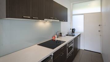 Standard Apartment | Private kitchen | Mini-fridge, microwave, oven, stovetop