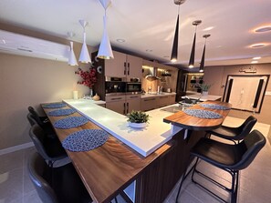 Kylskåp, mikrovågsugn, ugn och spishäll