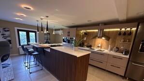 Wasserkocher mit Kaffee-/Teezubehör, Kühlschrank, Mikrowelle, Ofen