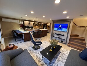 Smart-tv, eldstad, ett musikbibliotek och en stereo