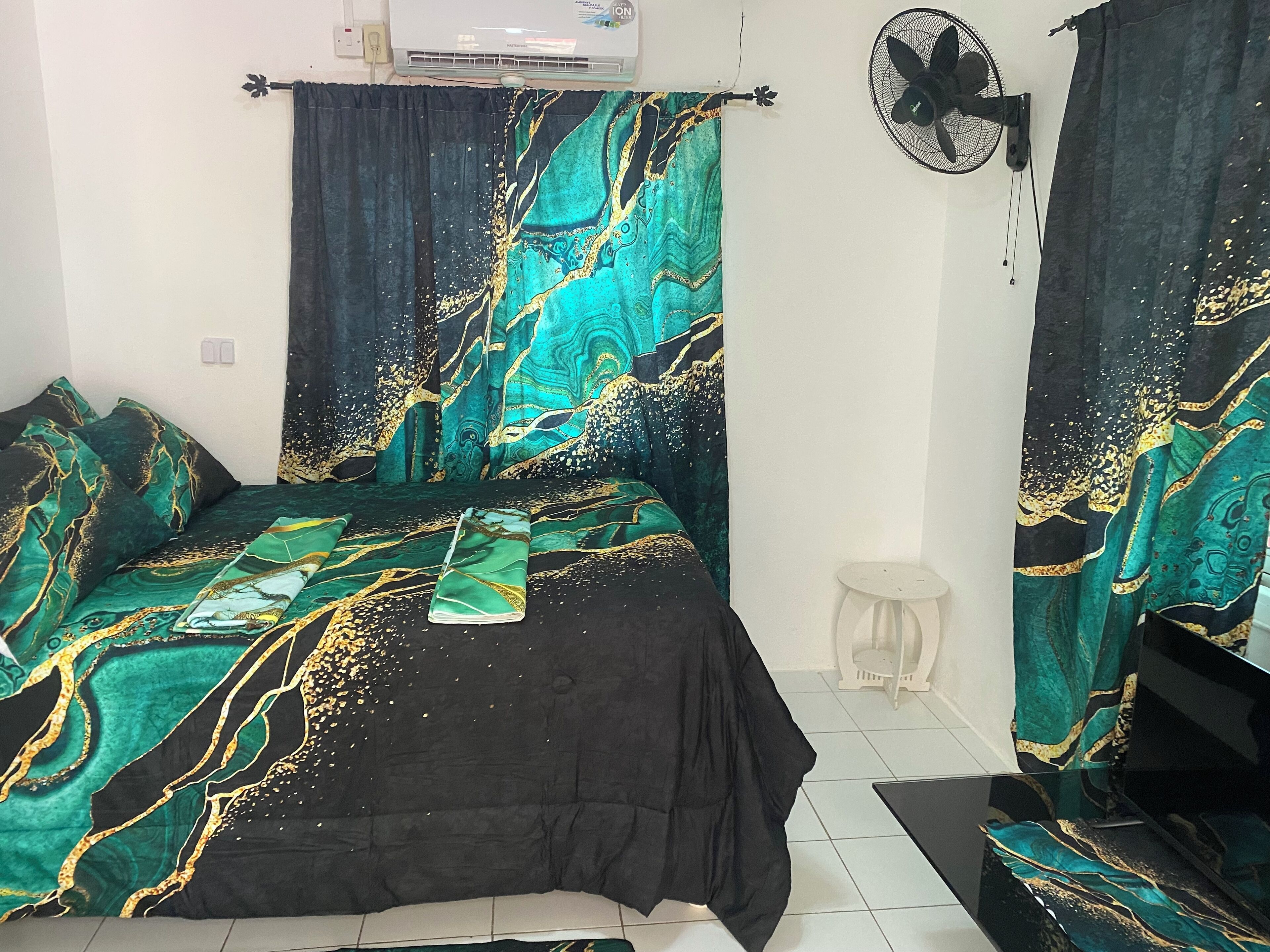 4 bedrooms, desk, iron/ironing board, WiFi