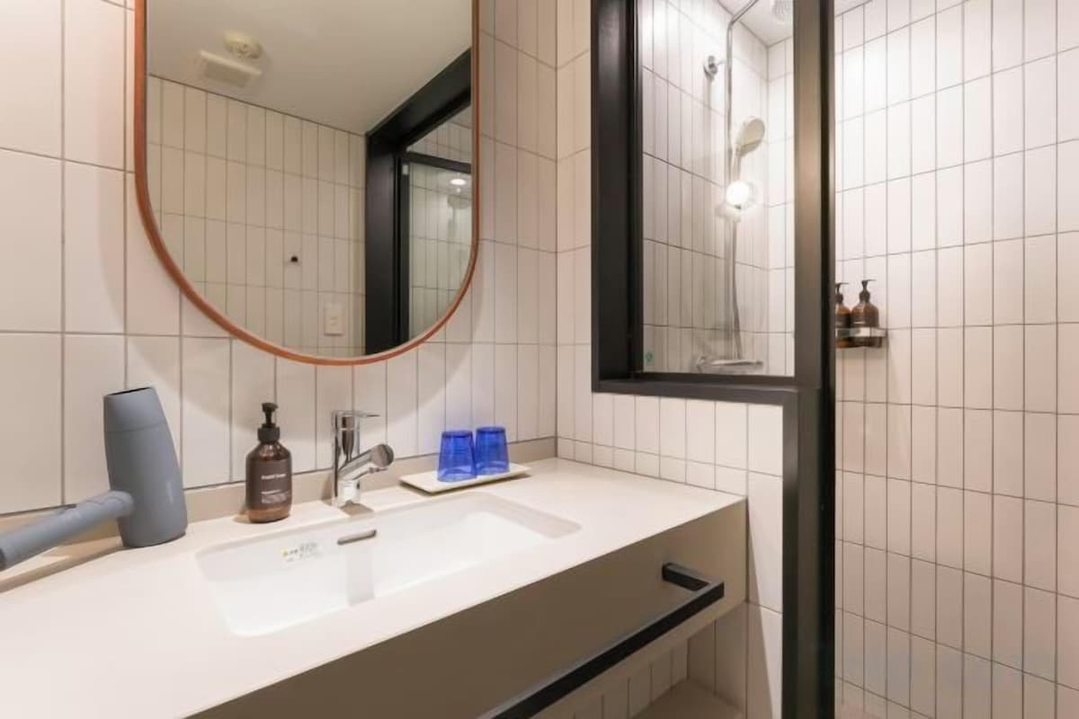 Baño | Secadora de cabello, bidet electrónico, toallas, shampoo