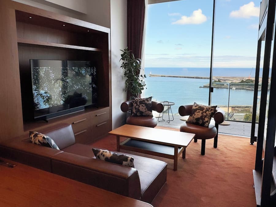 Suite Room(92) No-pets allowed/1off-site parking lot | Living area