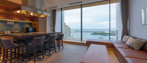 Suite básica, para no fumadores, vista al océano (93,No-pets allowed/1off-site parking) | 1 habitación, caja de seguridad en la habitación y wifi gratis
