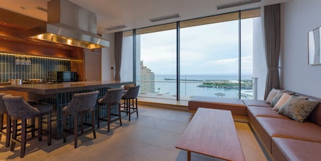 Suite Room(93) No-pets allowed/1off-site parking lot, Non Smoking | In-room safe, free WiFi, bed sheets