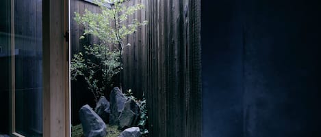 Traditional Townhome | Bathroom | Combined shower/bathtub, hair dryer, towels, soap