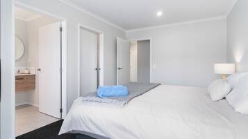 3 bedrooms, iron/ironing board, free WiFi, bed sheets