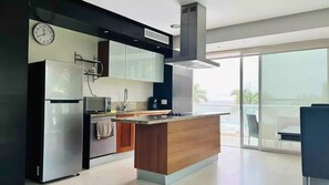 Kühlschrank, Mikrowelle, Wasserkocher mit Kaffee-/Teezubehör, Toaster