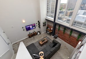 Smart TV - Downtown Loft Skyline View 2BR (Des Moines)