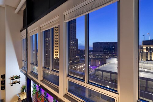 Downtown Loft Skyline View 2BR