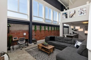 Smart TV - Downtown Loft Skyline View 2BR (Des Moines)
