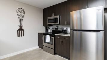 Kjøleskap, mikrobølgeovn, ovn og kokeplater