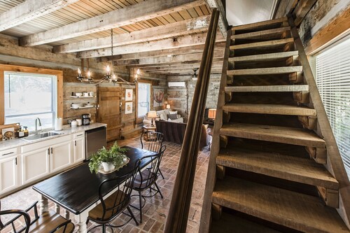 Remodeled Cabin, with creek, super close to Nashville 