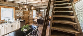 Remodeled Cabin, with creek, super close to Nashville 