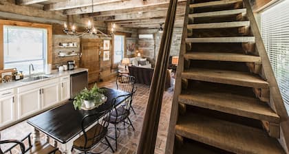 Remodeled Cabin, with creek, super close to Nashville